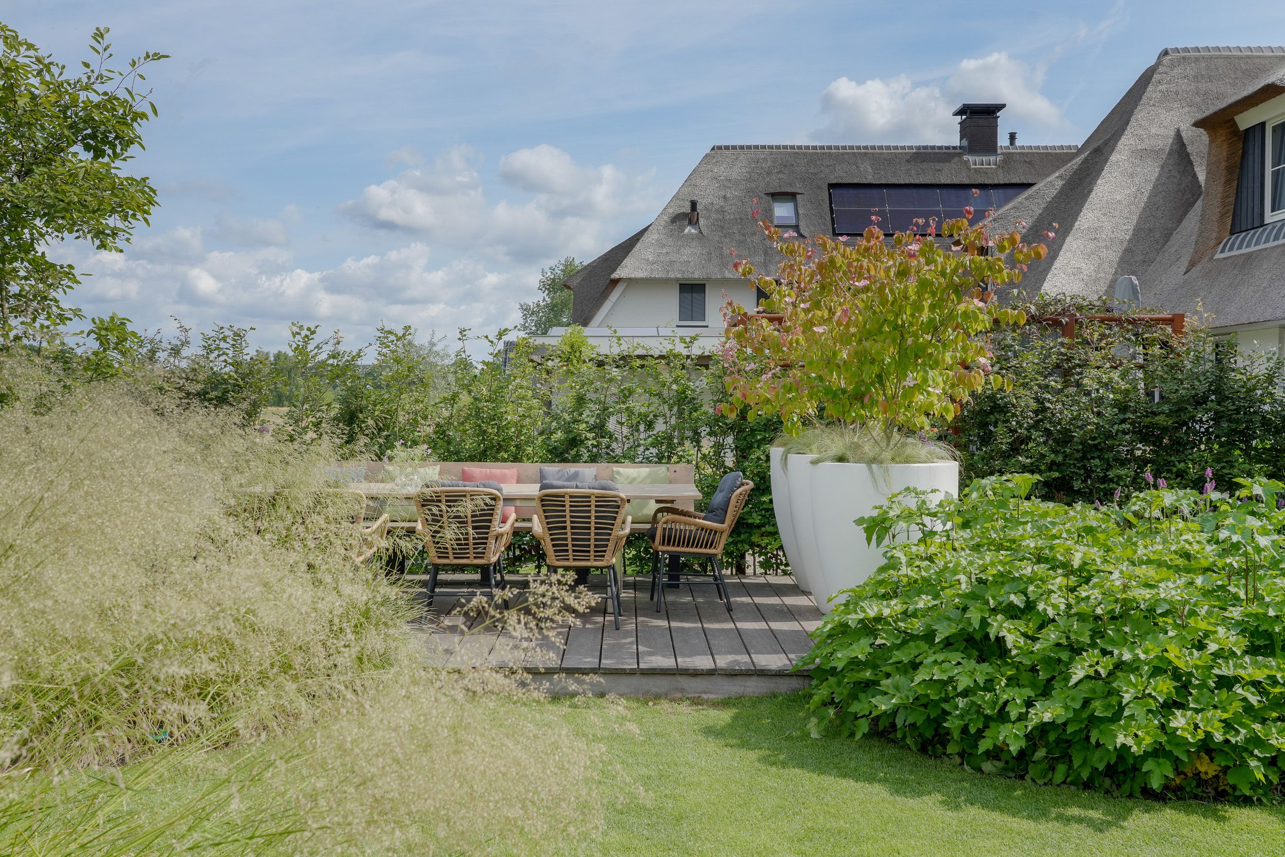 flodder met tafel en stoelen in tuin